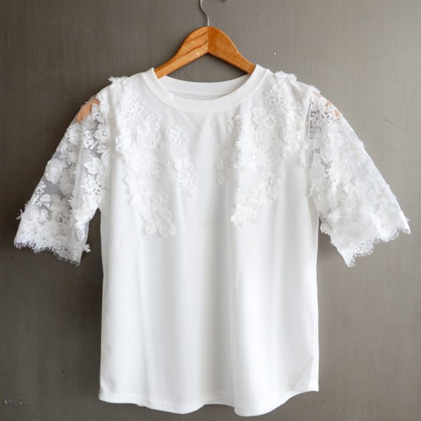 TOPS：袖レースカットソー